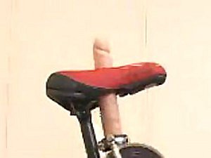 Domineer tesão japonês Bebê chega ao orgasmo monta um Sybian bicicleta
