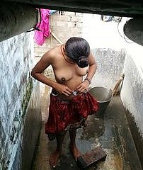ผู้หญิงอินเดียในห้องอาบน้ำ