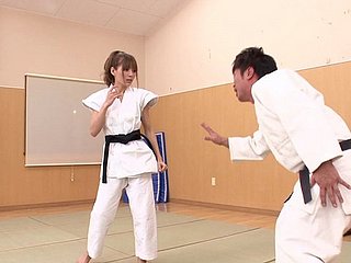 Splendida ragazza karate giapponese decide di slim un po 'di equitazione cazzo
