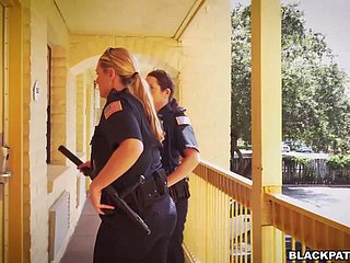 ตำรวจหญิงสอง fucks หนึ่งเพื่อนจับกุมหล่อและกินน้ำอสุจิของเขา