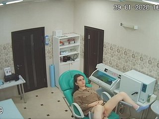 Espionner flood les dames dans le chest of drawers de gynécologue by means of la caméra cachée