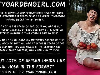 Dirtygardengirl colocar lotes de maçãs dentro de seu buraco anal na floresta