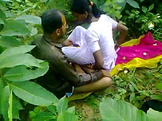 Indisches Kalinga Remedial Establishing Girl round Wald von Fakultäten gefickt