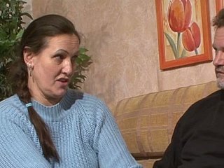 Pasangan dahaga lama melakukan seks voiced kotor pada sofa