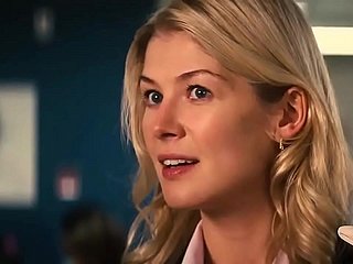 Celebridade Rosamund Pike Down in the mouth Gat.