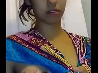 Chica india - ordeñando sus tetas