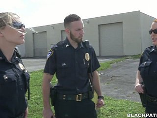 Deux policiers baisés ont arrêté le mec noir et lui fountain lécher les twats