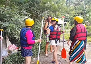 Buceta piscando no ponto de rafting entre turistas chineses # público sem calcinha