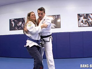 L'allenatore di karate scopa il suo studente subito dopo freeze lotta a terra