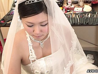 Brunette Emi Koizumi geneukt op trouwjurk ongecensureerd.