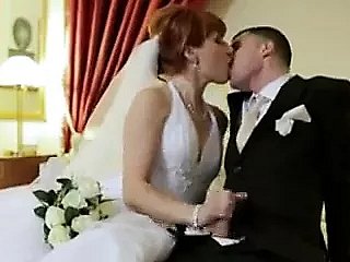 Roodharige bruid krijgt dp'd op haar trouwdag