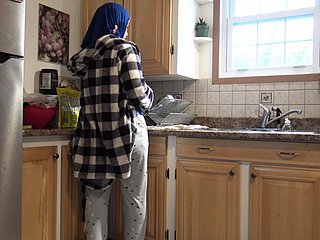 Сирийская домохозяйка получает кремовую немецкую мужа на кухне