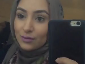 hijabi Locate chupando los labios