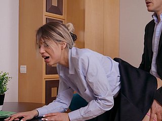 エレナ・ヴェーデムはオフィスの犬のスタイルでセックス中に楽しんでいます