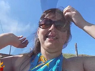 Broad in the beam Brazylijska żona naga na publicznej plaży