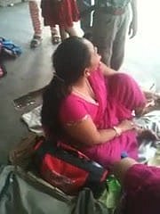 Shove around MILF Ấn Độ on a Passenger station 2 (o) (o)