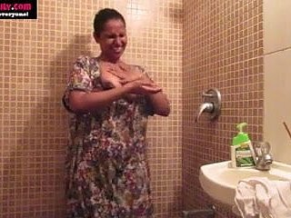 Amateur indio Babes Sexo Lily Numbed masturbación en chilling ducha
