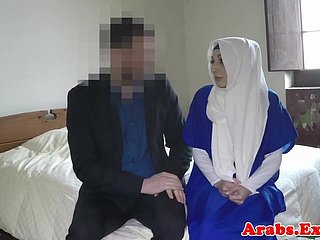 Hijab musulmán doggystyled antes de chupar benumbed polla
