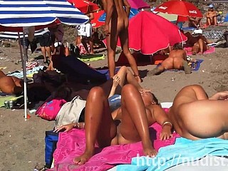 senhoras nudistas despondent em trajes da natureza na praia