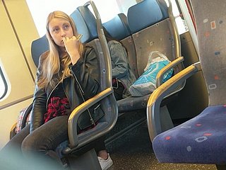 Meisje op trein geschokt going in dikke bult